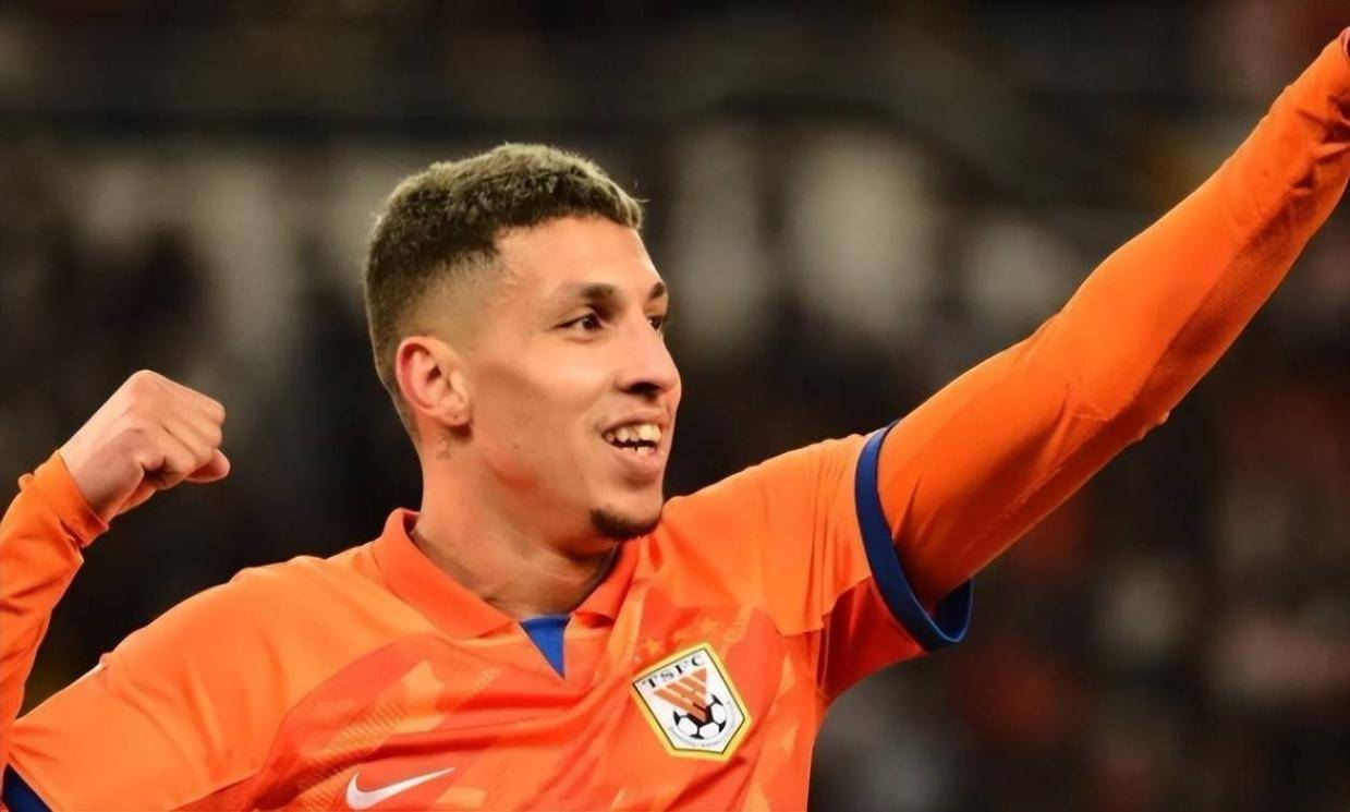 喜讯！首位转会加盟西甲西班牙人队的鲁能锋霸官宣，已亮相训练基地